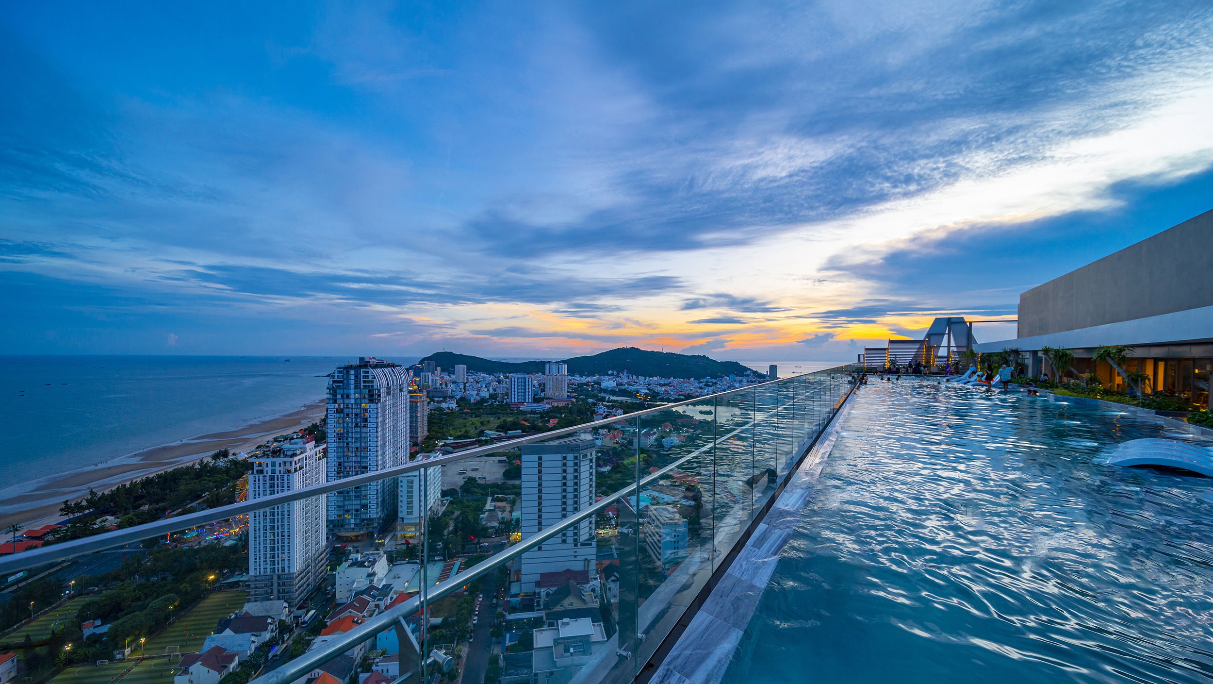 Hồ bơi vô cực view biển & thành phố Vũng Tàu